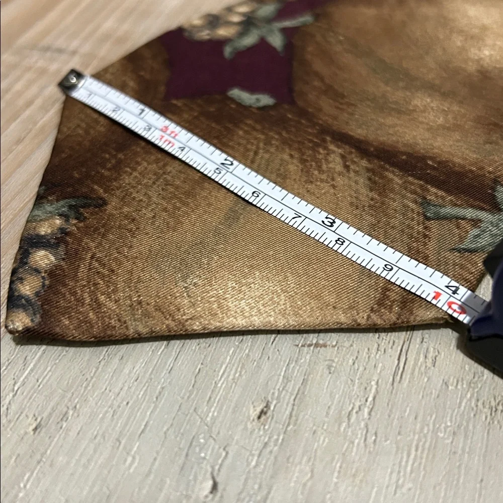 Vintage Claiborne Men’s Gold Purple fruit Patterned Tie 100% Italian Silk Career - Picture 7 of 7